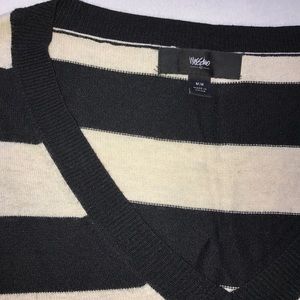 SOLD • Mossimo Lightweight Sweater